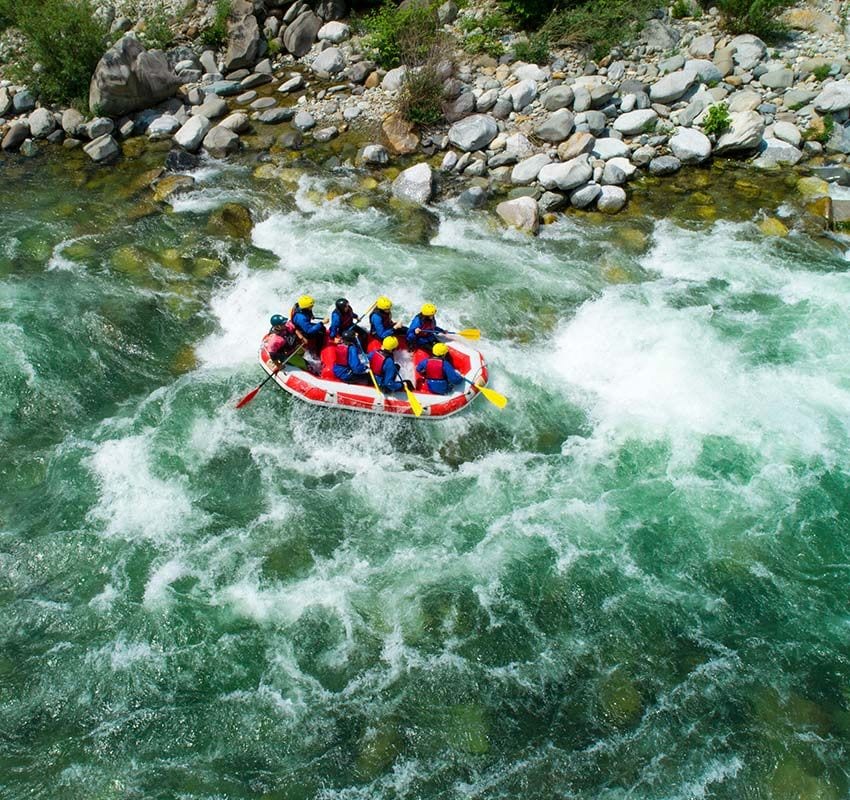 Rafting por las aguas rápidas de un río