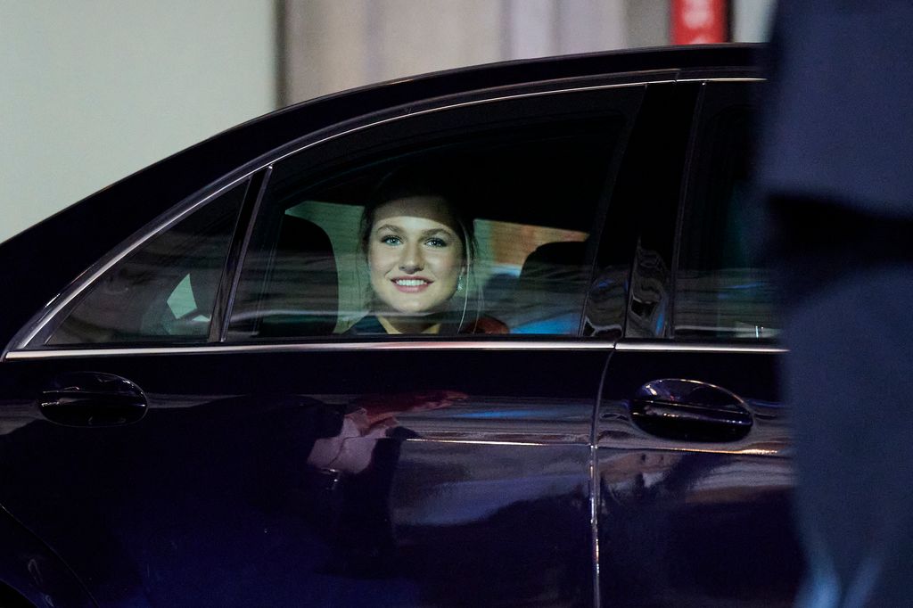 Princesa Leonor saliendo de los Premios Princesa de Asturias 2024 en coche