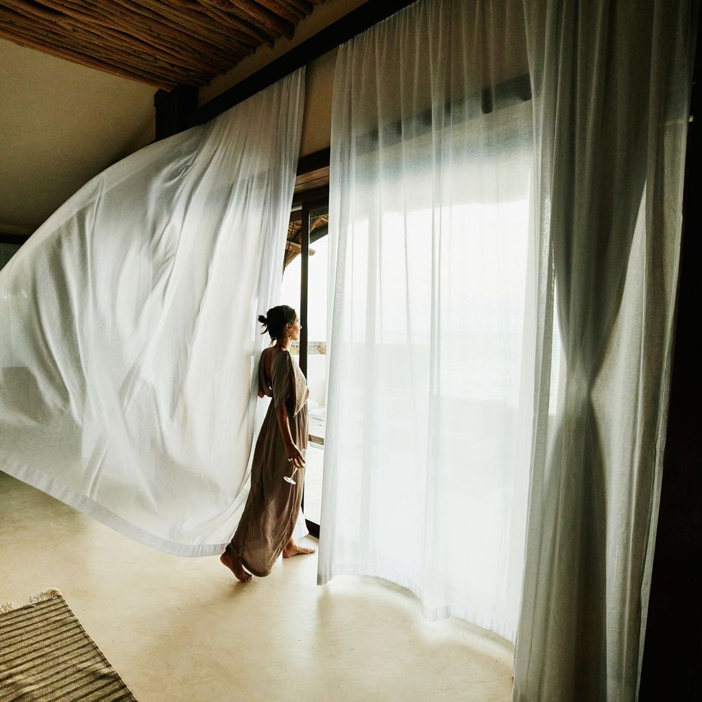 Mujer mirando por la terraza de un hotel