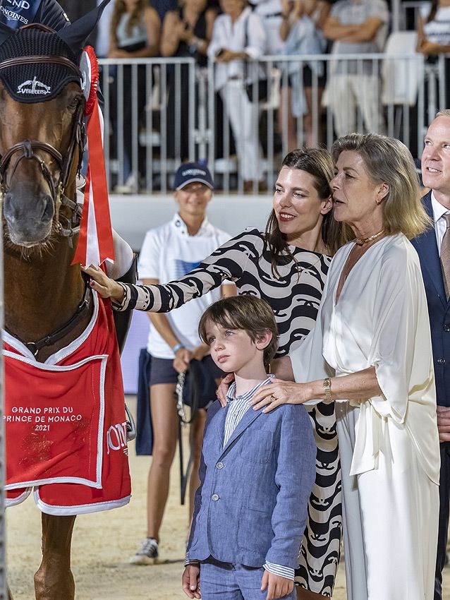 Carolina de Mónaco con Raphael Elmaleh y Charlotte Casiraghi acariciando un caballo