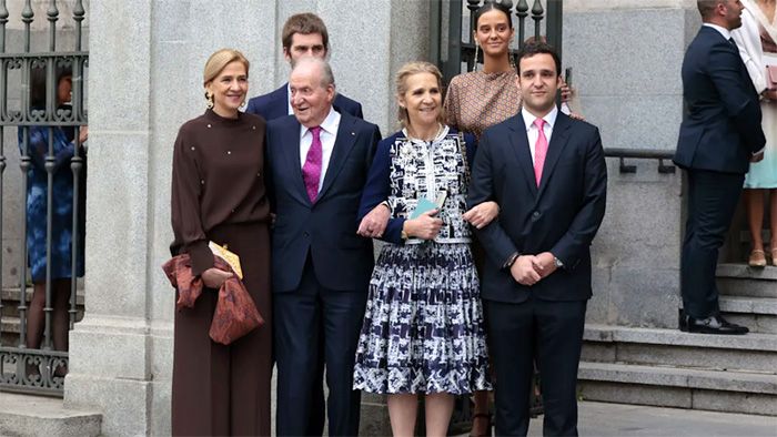 El rey Juan Carlos, con sus hijas y sus nietos