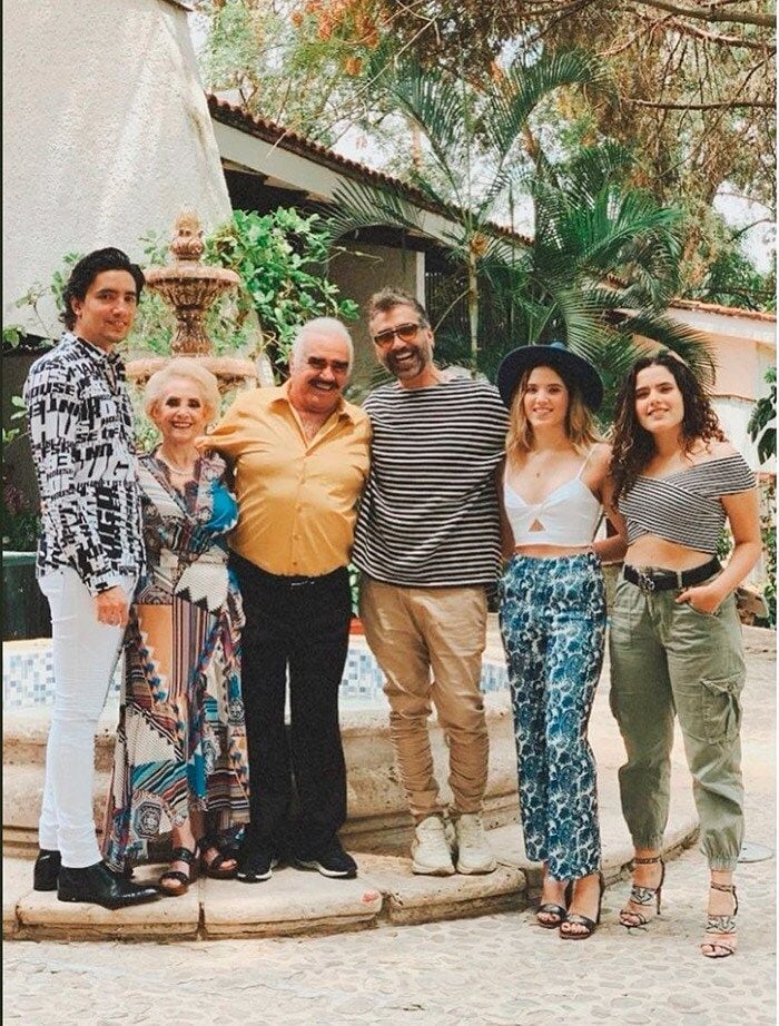 Vicente Fernández y su familia