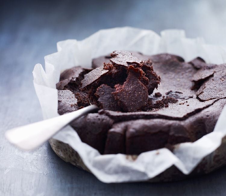 Tarta 'moelleux' de chocolate dentro de un molde forrado con papel