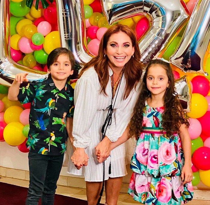 Elizabeth Alvarez y sus hijos