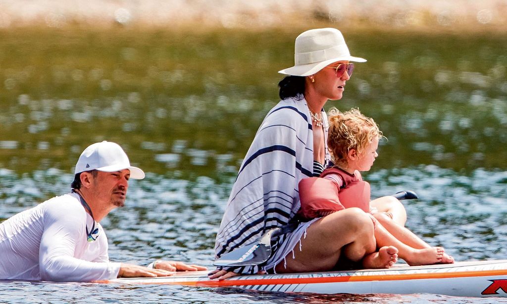 Hola 4123. Katy Perry y Orlando Bloom con sus hijos en Saint Tropez.