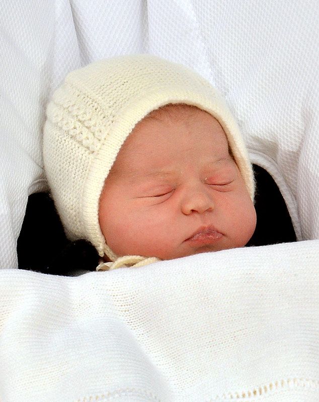 En su primera aparición pública la princesa Charlotte lució un gorrito y un jersey confeccionados a mano para la tienda donostiarra Irulea
