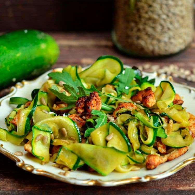 Ensalada de pollo, calabacín y pipas de girasol