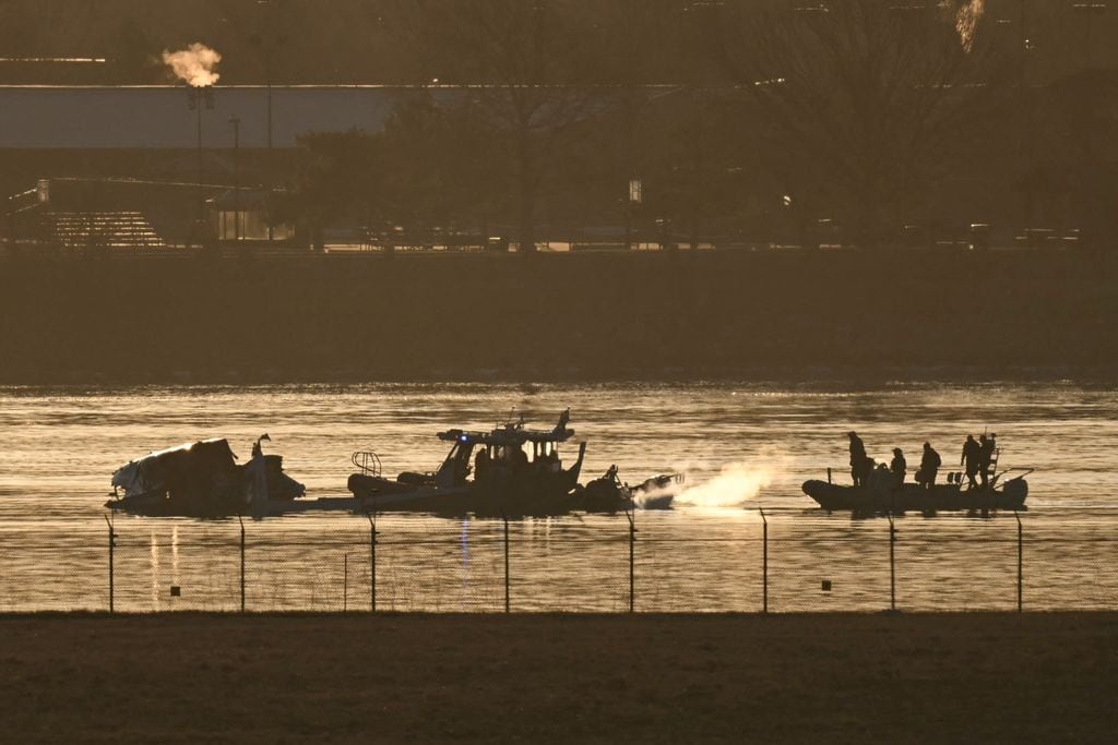 Parte de los restos del avión y el helicóptero sinisestrados aparecen en el río Potomac, cerca de Washington, D.C. 