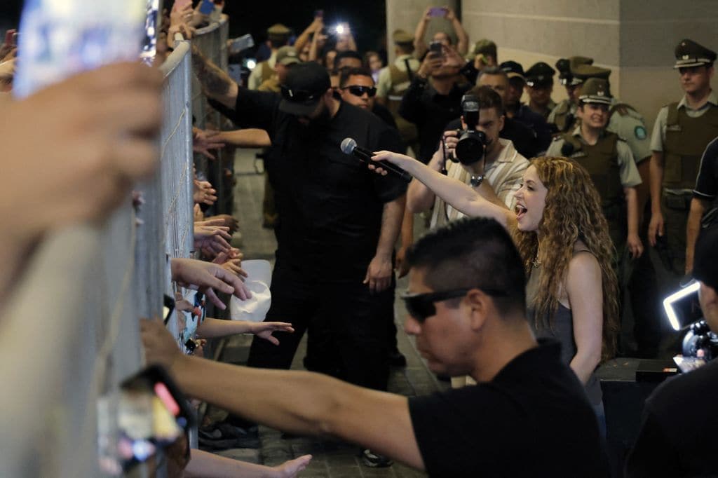 La cantante atendió a un nutrido grupo de fans que se instaló a las afueras de su hotel con la intención de verla