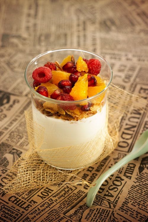 Yogur con fruta y granola