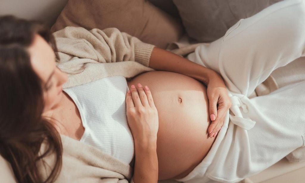 mujer embarazada acarici ndose la barriga