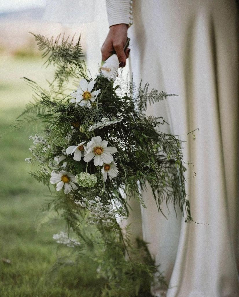 Ramos de novia blancos anémonas y esparraguera