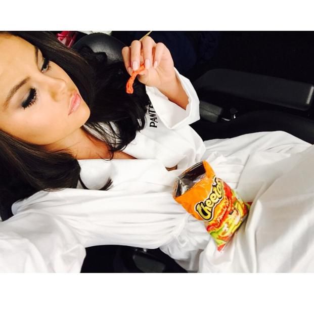 selena gomez ama los cheetos