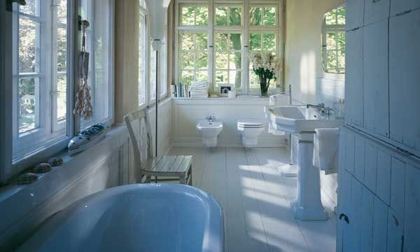 Desenfrenadamente nostálgica e intemporalmente moderna, así es la serie 1930 de Duravit (duravit.es). Elementos de estética clásica que incorporan los últimos avances tecnológicos.
