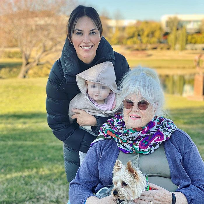 Helen Lindes junto a su madre y su hija Aura