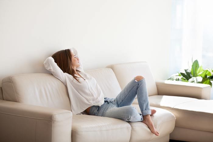 mujer relajada en el sofá