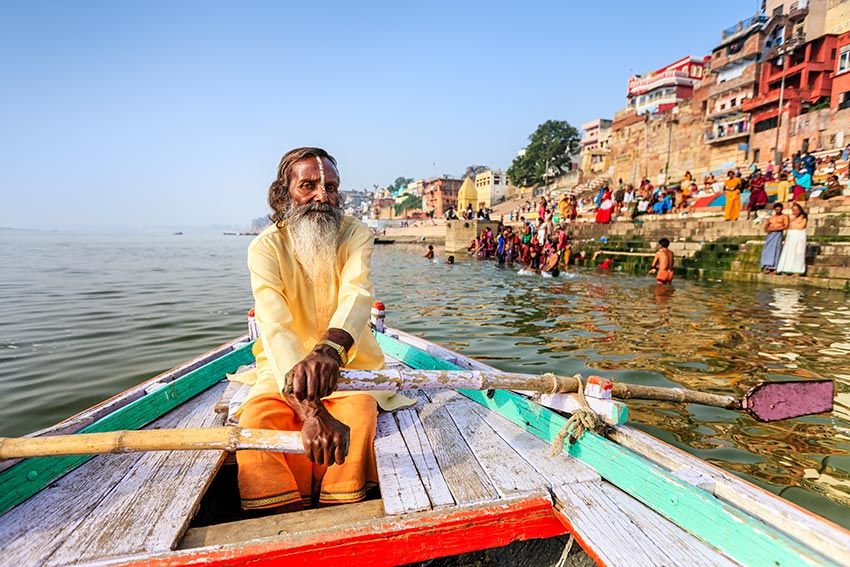 Sadhu rio Ganges en varanasi