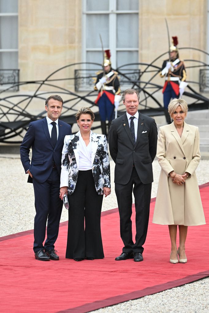 Los Grandes Duques de Luxemburgo posando con el presidente Emmanuel Macron y la primera dama, Brigitte, en la recepción que el presidente de Francia, ha organizado en el Palacio del Elíseo antes de la ceremonia de apertura de los JJOO de París 2024