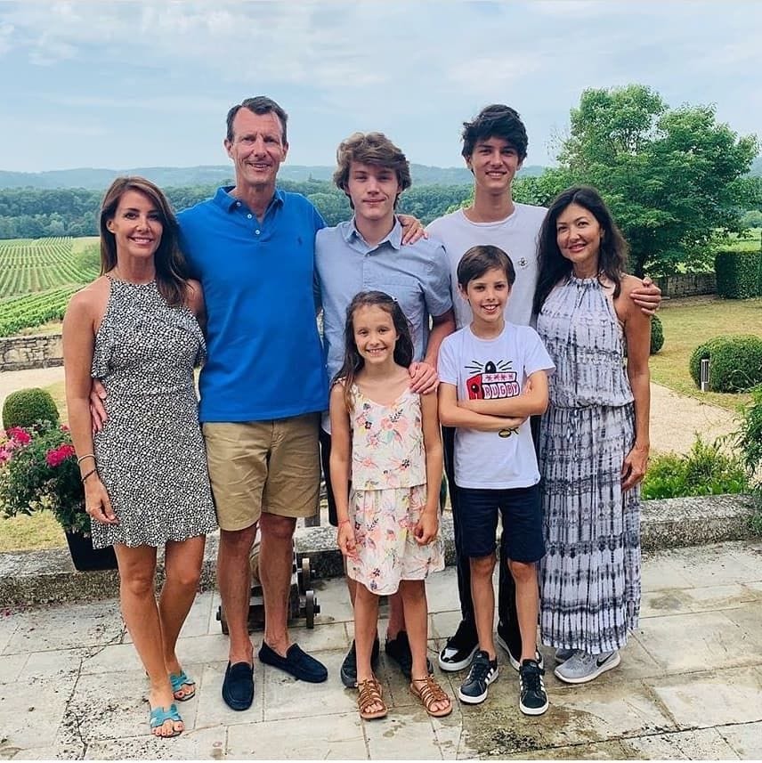 El príncipe Joaquín celebrando el 18 cumpleaños del conde Felix, el segundo hijo que tuvo con su primera mujer, la condesa Alejandra, en el Chateau de Cayx