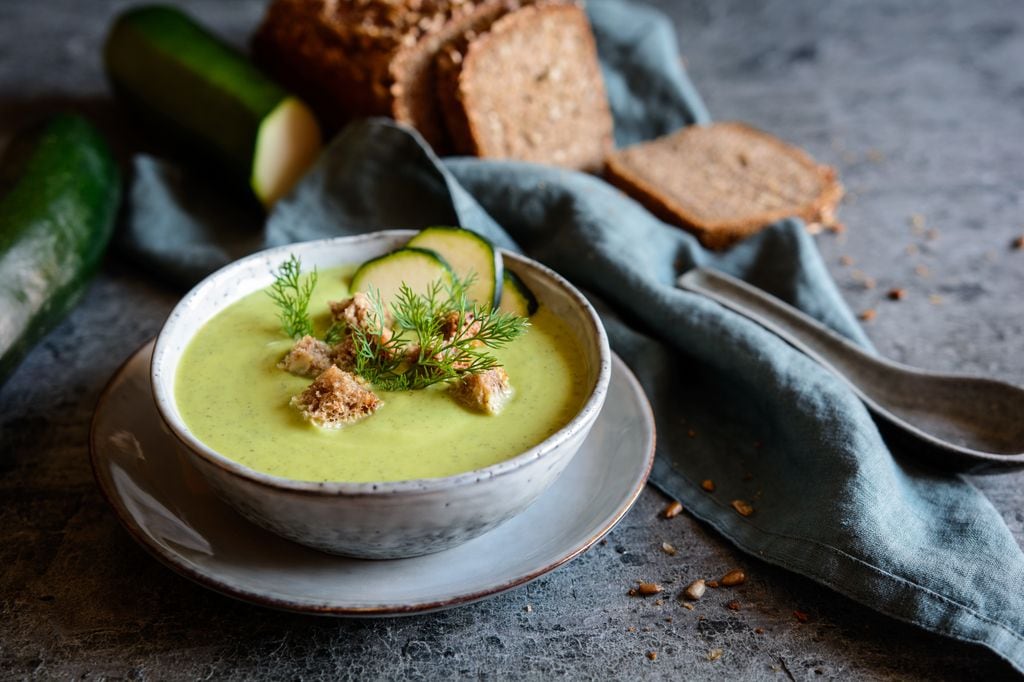 Crema de calabacín con 'croutons' y eneldo