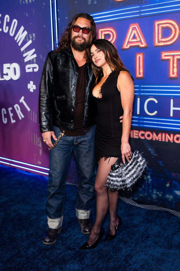 Jason Momoa y su novia, Adria Arjona, han oficializado su relación con una deslumbrante aparición en la alfombra roja.  