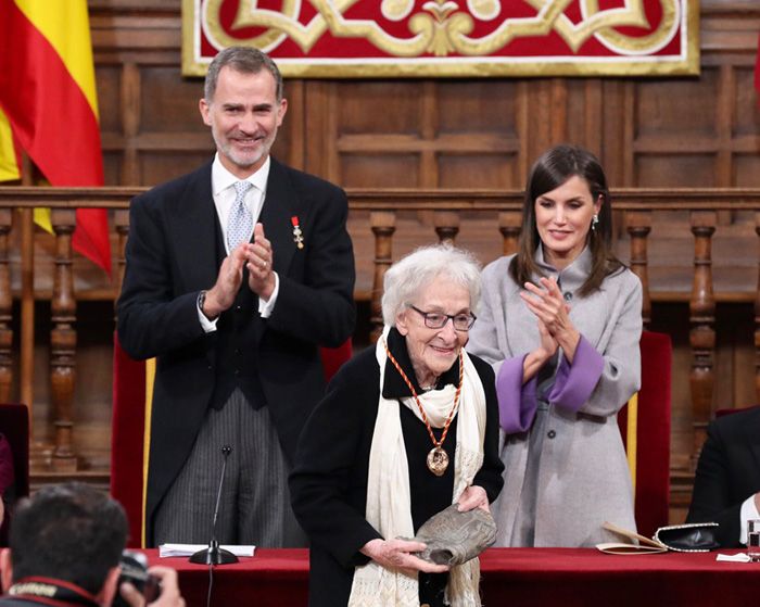 Los Reyes entregan el Premio Cervantes a la poeta uruguaya Ida Vitale