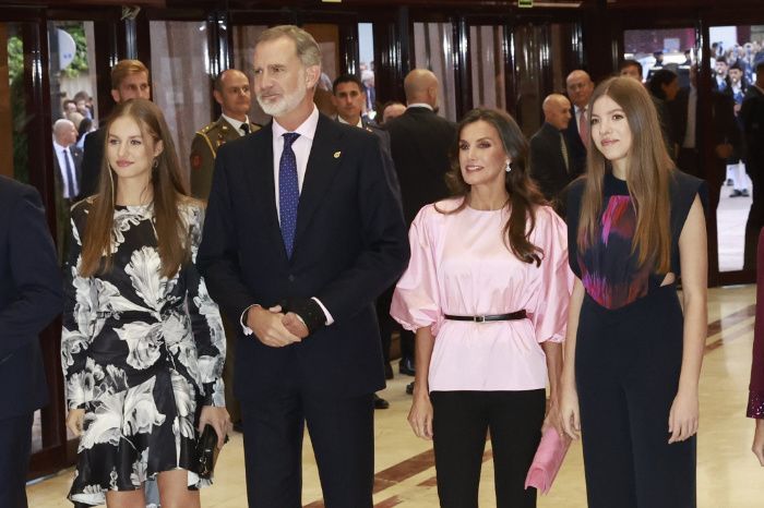 La Familai Real posa sonriente al llegar al concierto Premios Princesa de Asturias 2023