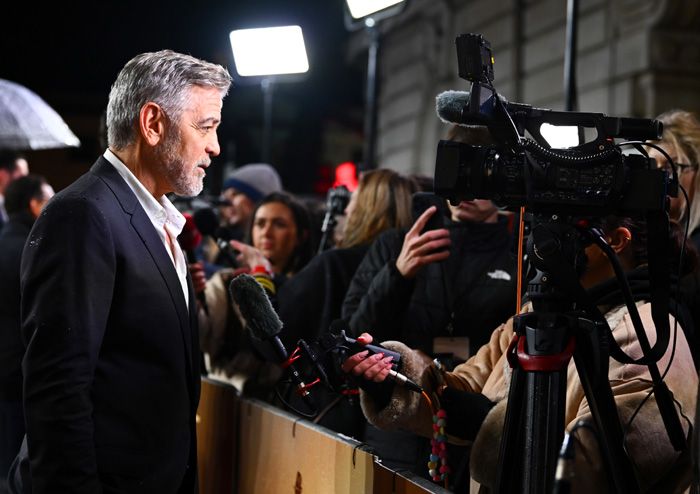 George Clooney atiende a la prensa