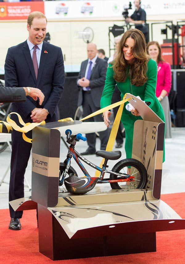 El Centro de Nacional de Ciclismo de Excelencia de Nueva Zelanda también regaló una minibicicleta al príncipe George
