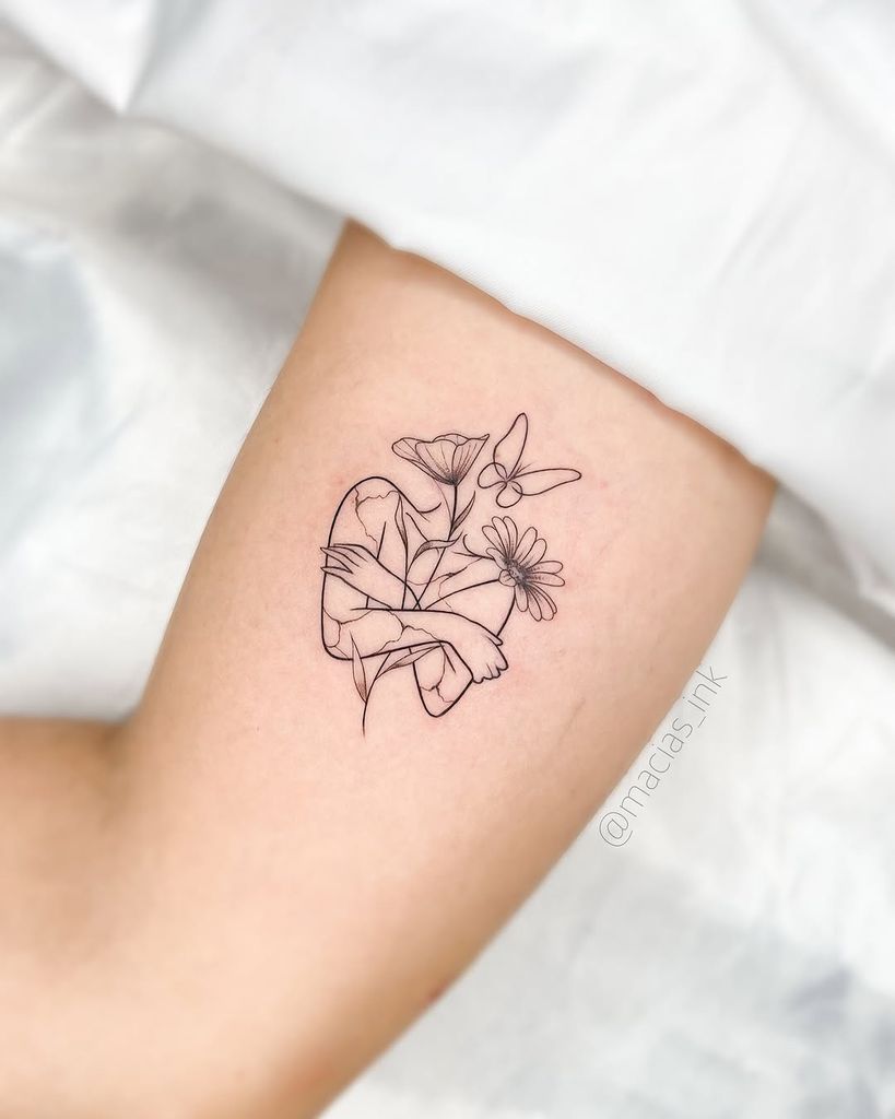 Tatuaje mariposa minimalista con cuerpo abrazándose