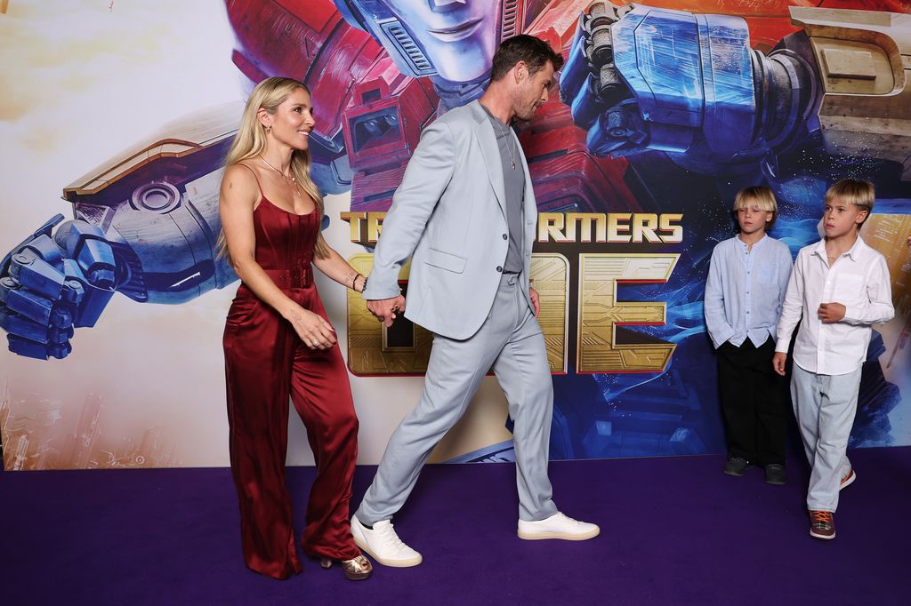 Elsa Pataky y Chris Hemsworth con sus hijos Sasga y Tristan en el estreno de "Transformers One" en Sydney el 11 de septiembre de 2024