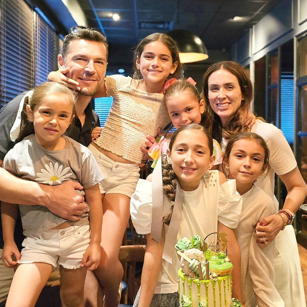 Jacky Bracamontes y Martín Fuentes con sus hijas