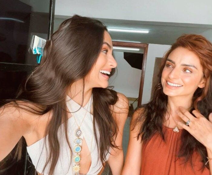 Renata Notni y Aislinn Derbez