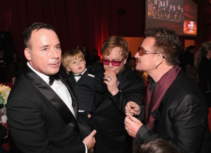 David Furnish y Elton John con sus hijos