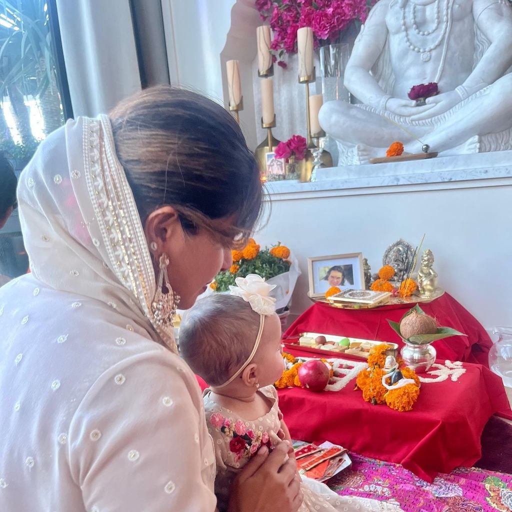 Priyanka Chopra y Nick Jonas en la celebración del primer Diwali con su hija Malti Marie