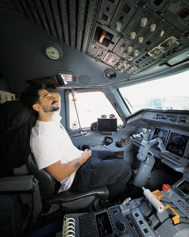 El cantante estuvo jugueteando con el avión que lo lleva de gira 