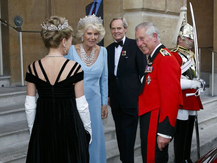 El padre de la novia, Charles Wellesley, que ha recibido en alguna ocasión a Carlos de Inglaterra en su finca de Granada, junto a este y a la Duquesa de Cornualles
