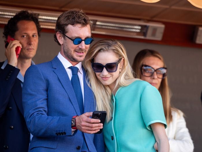 Pierre Casiraghi y Beatrice Borromeo miran el móvil