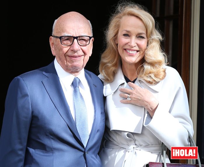 Rupert Murdoch y Jerry Hall a la salida de su íntima boda civil, que ha tenido lugar en Spencer House durante la tarde del viernes 4 de marzo
