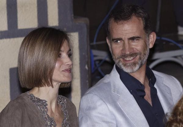 La mirada de amor de don Felipe a doña Letizia 
