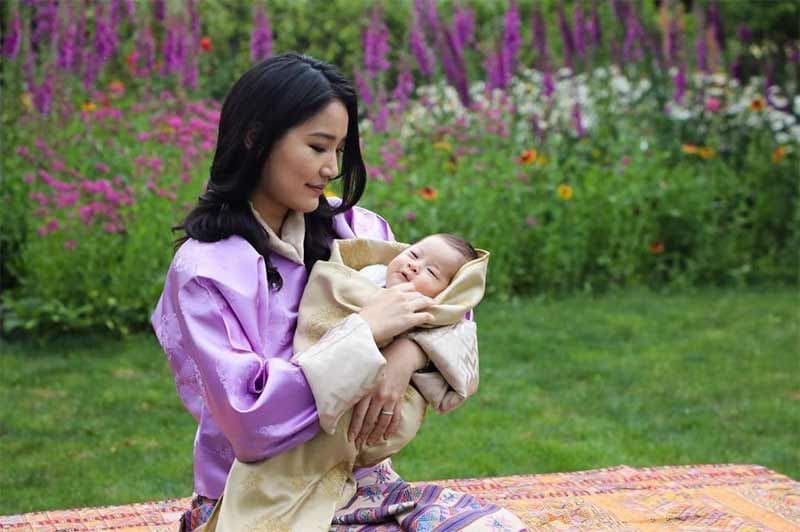 Reina de Bután con su segundo hijo