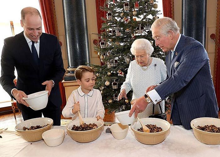 Nuevas imágenes del 'chef' George de Cambridge con la Reina, su padre y su abuelo 