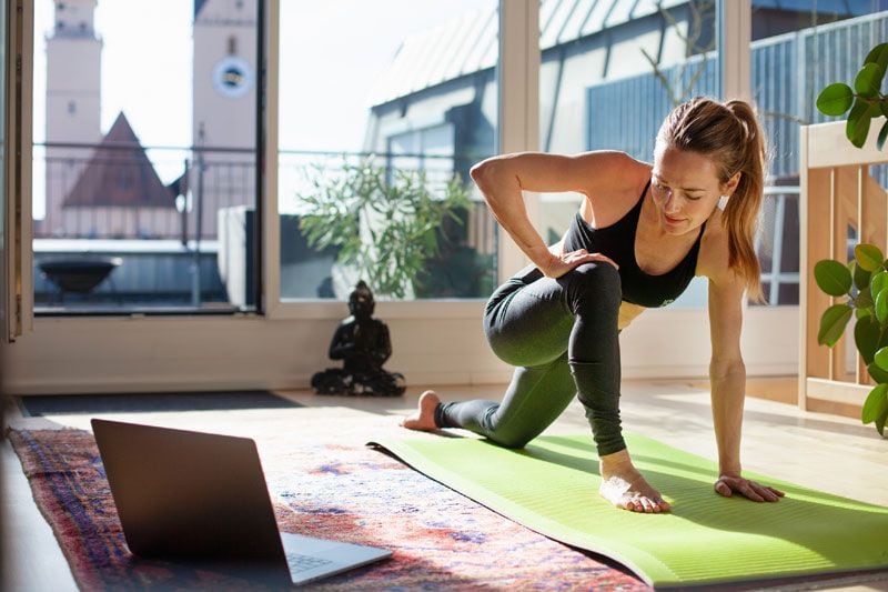 mujer yoga