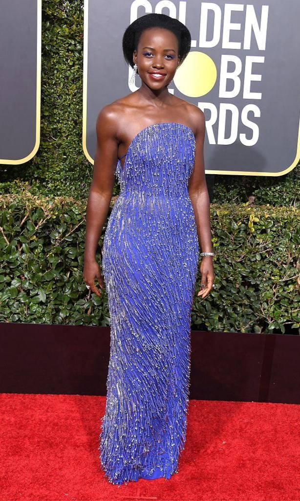 lupita nyong 39 o con vestido strapless color azul