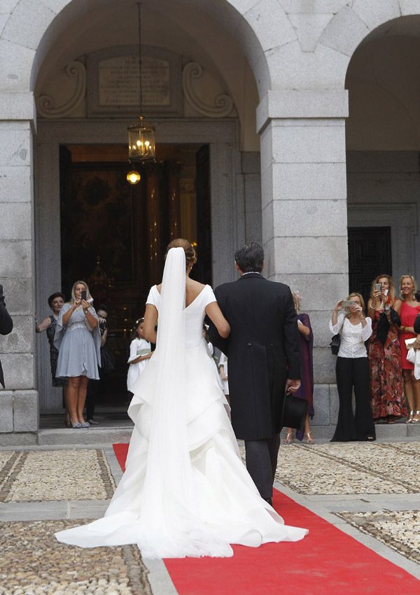 En su gran día la novia ha escogido un vestido sencillo en la parte superior pero con impresionante caída y parte trasera
