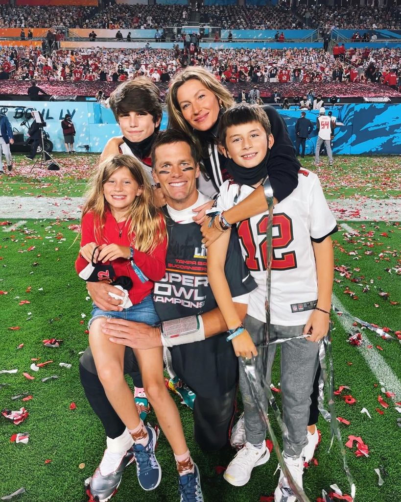 Tom Brady y Gisele Bündchen junto a sus hijos Benjamin y Vivian, así como Jack, hijo de él.