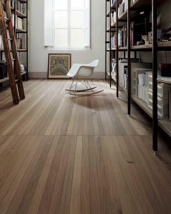 Los suelos de madera, como éste de Listone Giordano, aúnan estética y funcionalidad. Tremendamente camaleónicos, son capaces de integrarse en diferentes estilos decorativos.
