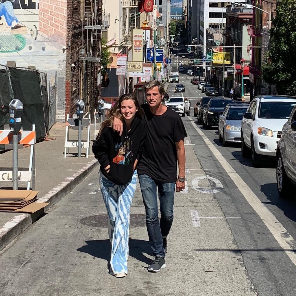 Mark Vanderloo y su hijo paseando por las calles de San Francisco