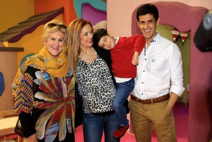 Carmen Bazán y Víctor Janeiro con su familia