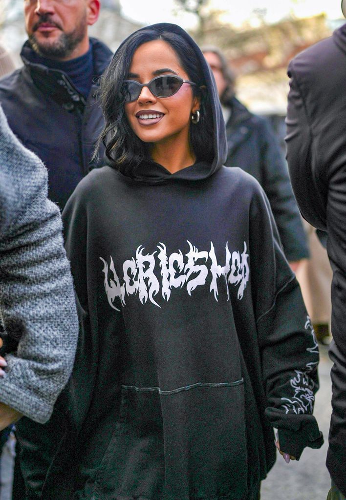 Becky G apuesta por una "hoodie oversized" para asistir a la semana de la moda parisina.